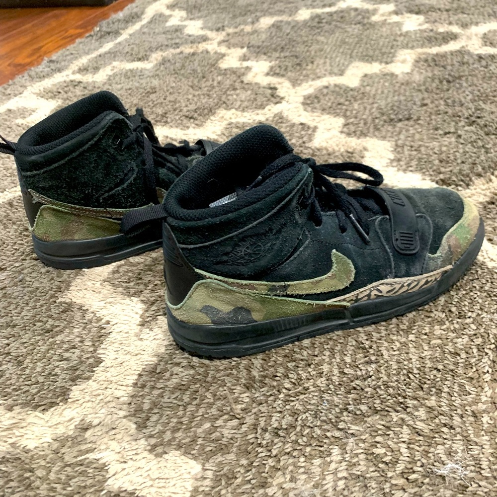 Boys size 2 camo Nike